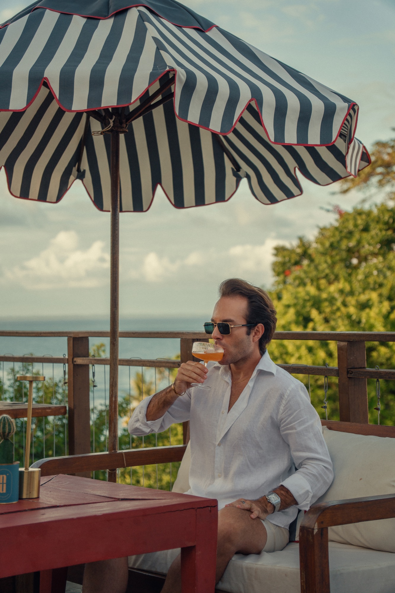 Cliente apreciando um drink no terraço