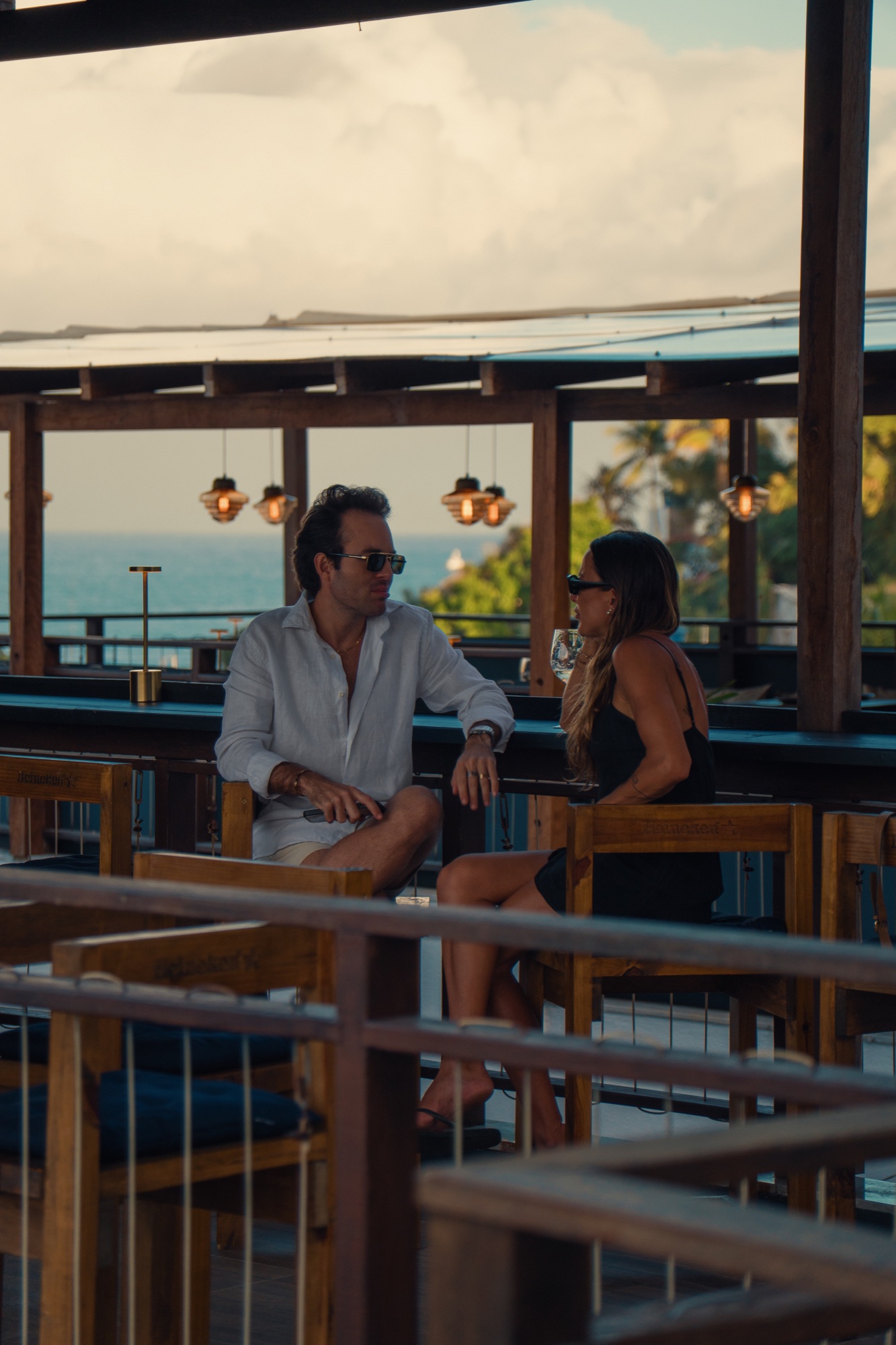 Casal no terraço do Nu Gastrobar
