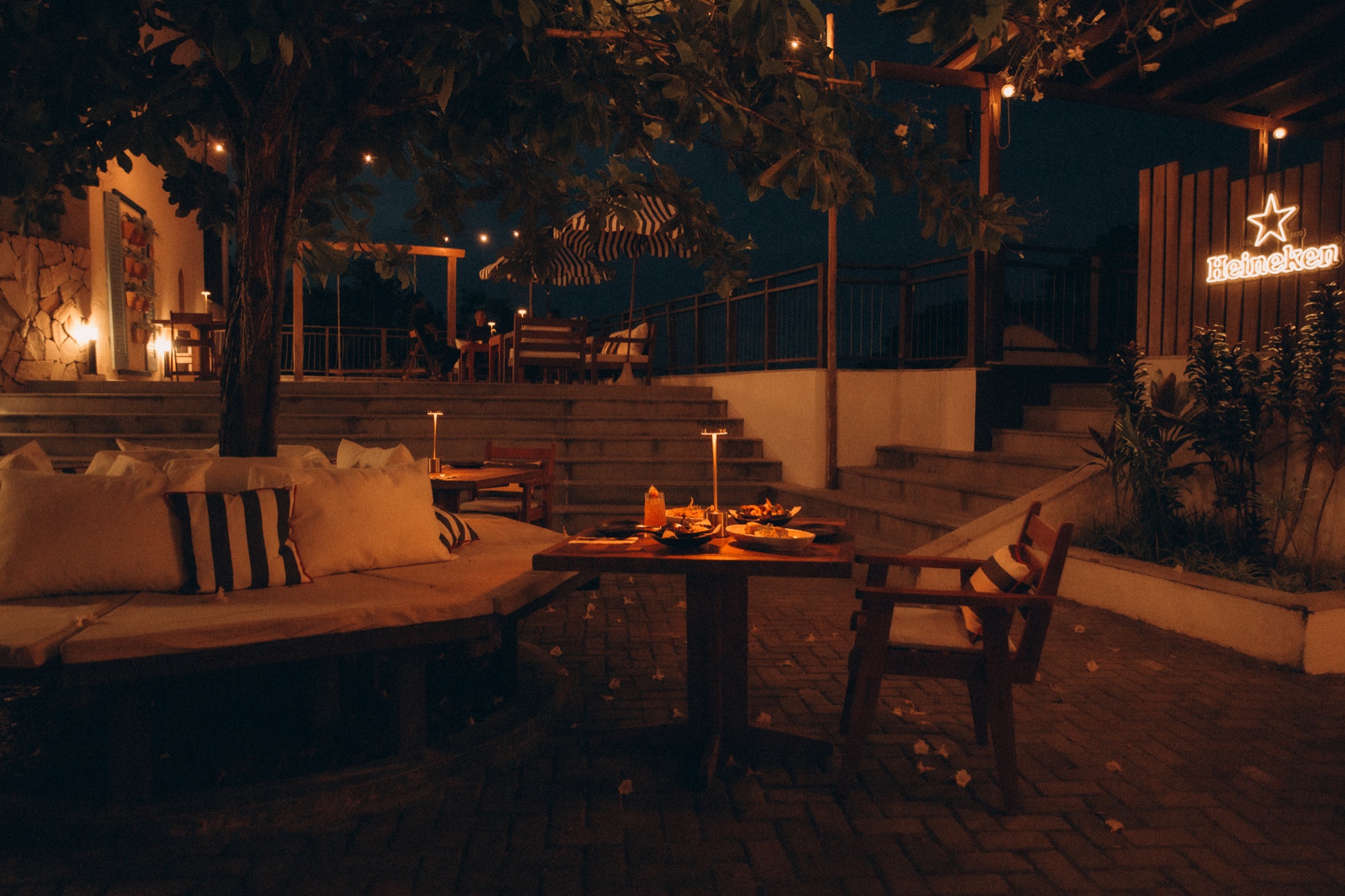Ambiente externo do Nu Gastrobar à noite