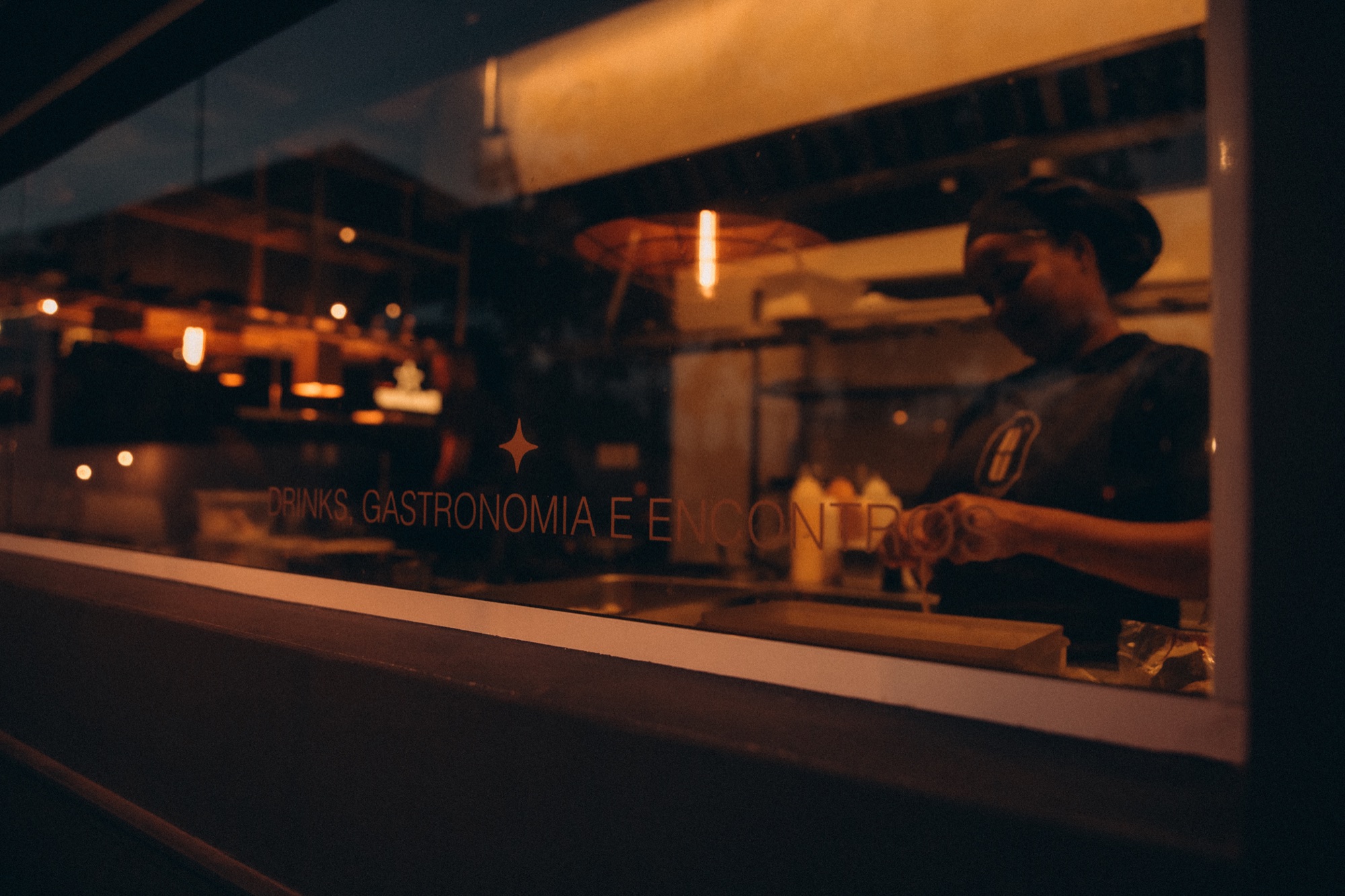 Cozinha do Nu Gastrobar em funcionamento