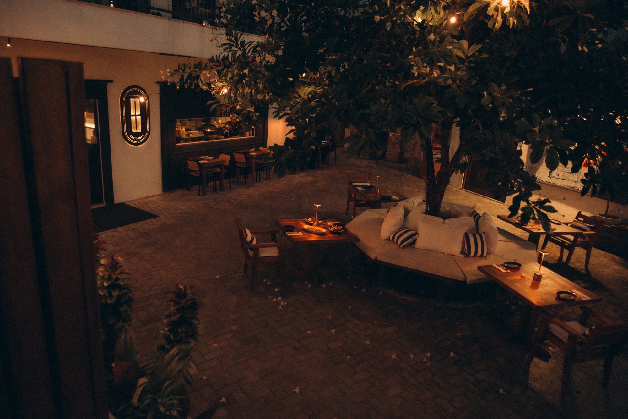 Vista ampla do jardim do Nu Gastrobar