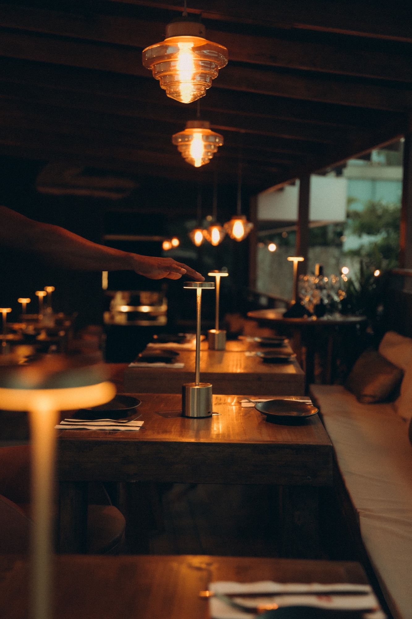 Iluminação e mesas do Nu Gastrobar
